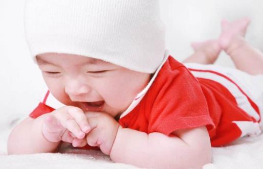 不同時(shí)期的寶寶出現(xiàn)吃手的現(xiàn)象 家長(zhǎng)要學(xué)會(huì)正確引導(dǎo)
