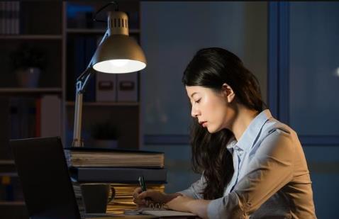 熬夜對人體到底有哪些危害？ 該如何調理飲食？