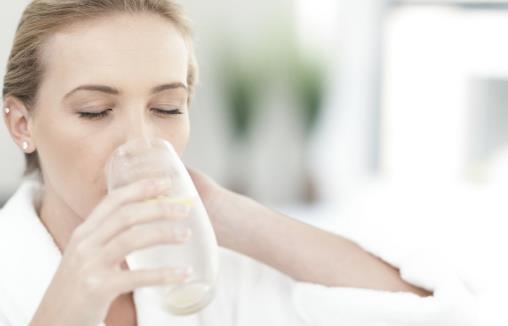 每日喝水超過4升易中毒？醫(yī)生：告訴你如何喝水算健康 
