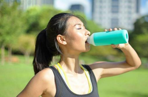 每日喝水超過4升易中毒？醫(yī)生：告訴你如何喝水算健康 