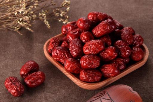 紅棗應(yīng)該生吃還是熟吃？營養(yǎng)專家提醒：腸胃不好的人，別
