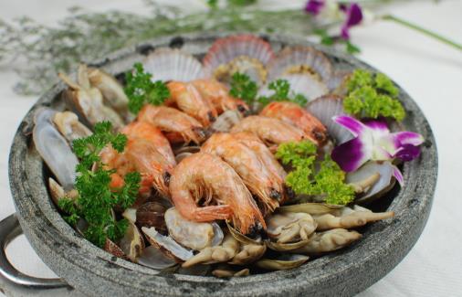 再三提醒：四類人要遠離海鮮，再饞也別碰，否則難受的是