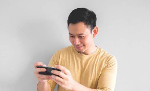 你怎么還盯著屏幕？聽說每天玩手機超過5小時的人都長胖了