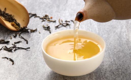 夏日飲茶好處多，醫(yī)生提醒：有兩類女性不宜飲茶，否則會