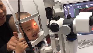 2歲寶寶患先天性白內障，愛爾眼科專家助其重獲光明