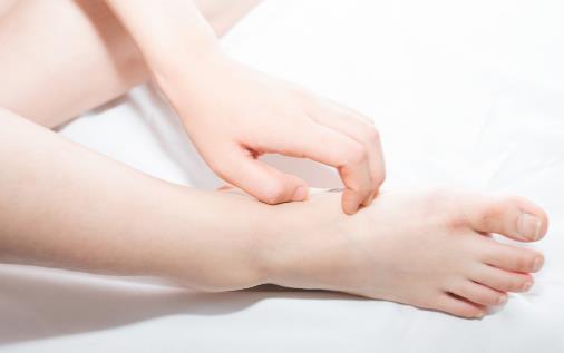 有腳氣的人，經常用鹽水泡腳就能消滅真菌嗎？它沒有這個
