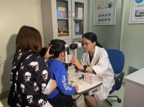 孩子看東西瞇眼、歪頭就是近視？可能是先天性白內障在搞鬼