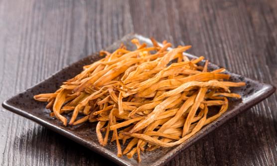 黃花菜被稱為“健腦菜”，好處多，但有禁忌，吃不對或會引起中毒