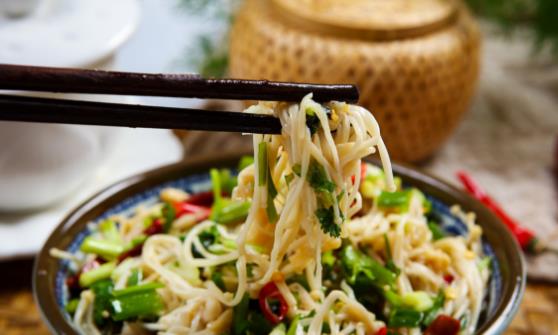 金針菇被稱(chēng)為“智力菇”，為什么胃消化不了金針菇？1種人少吃