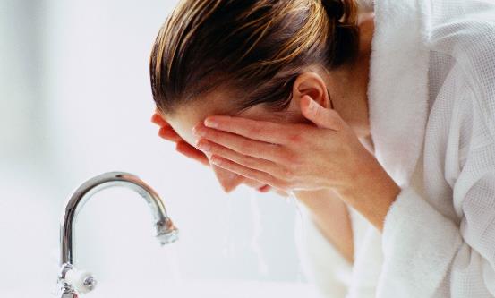 洗臉時泡泡多就是好嗎 注意洗面奶誤區