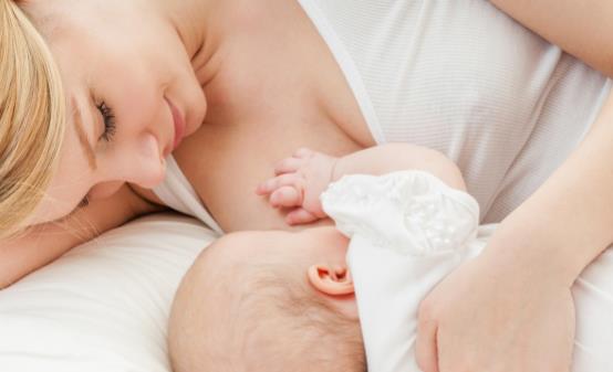 喂奶時玩手機(jī)對自己和寶寶都不好 哺乳中要注意避免的行為