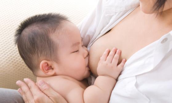 喂奶時玩手機(jī)對自己和寶寶都不好 哺乳中要注意避免的行為