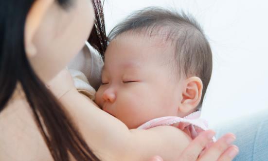 母乳喂養到幾歲才最好？至少喂到1歲以后