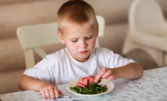 孩子吃飯慢東看西瞧 生活中家長應避免的誤區