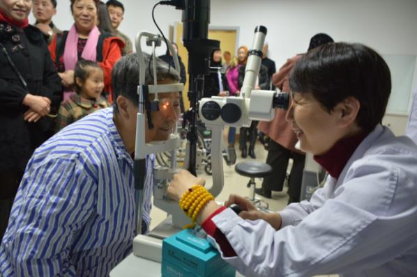 他們在愛爾眼科醫院“告白”成功,引領新一代敬老方式