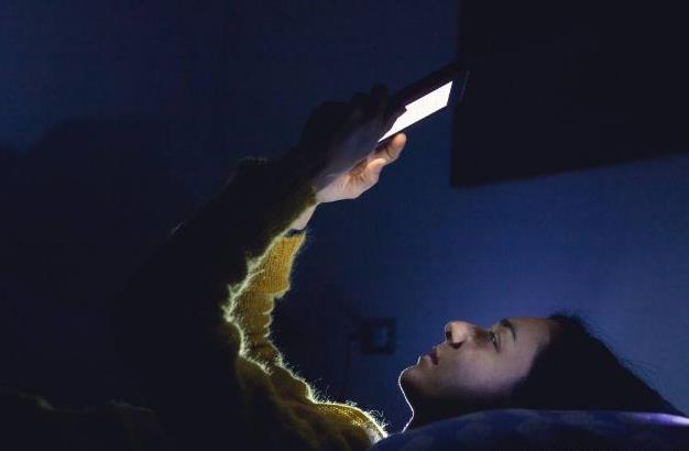 為什么手機是睡眠殺手？習慣性睡前玩手機、長期熬夜玩手機的危害