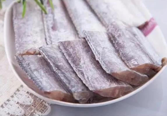 甲醛浸泡過的帶魚一碰熱油就扭曲、炸裂“開花”，千萬別買別吃