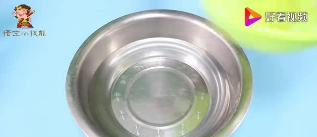 菜籃子縫隙難清洗？倒點白醋和淀粉，菜籃子的油污都洗凈