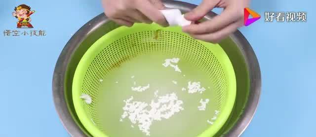 菜籃子縫隙難清洗？倒點白醋和淀粉，菜籃子的油污都洗凈