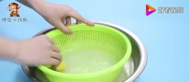菜籃子縫隙難清洗？倒點白醋和淀粉，菜籃子的油污都洗凈